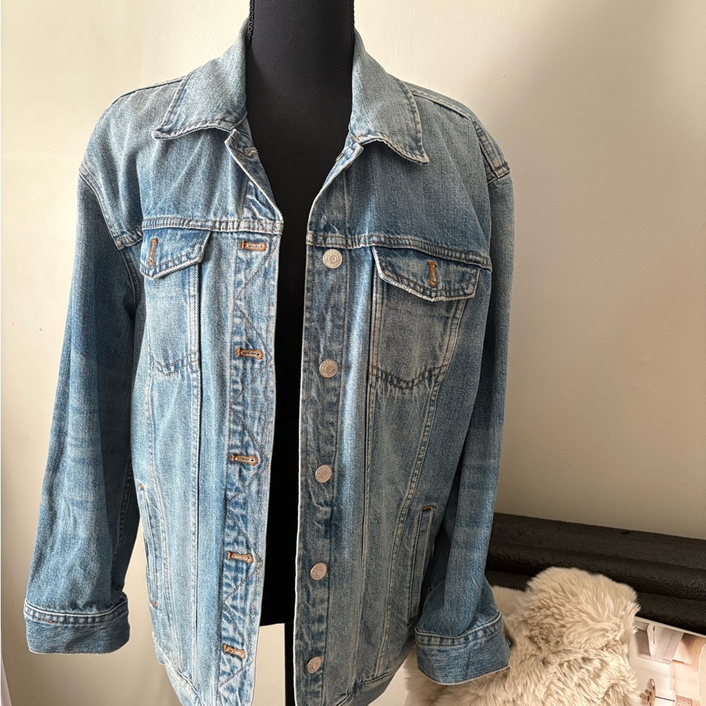 Madewell Light Blue Denim Jacket sizeM looks brand new.